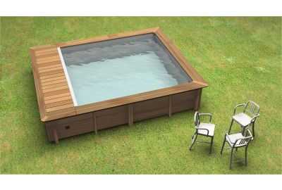 mini piscine compacte dans un jardin 