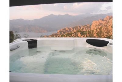 ¿Por qué el agua de mi spa se vuelve turbia, verde o espumosa?