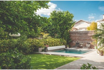 mini piscine compacte dans un jardin 