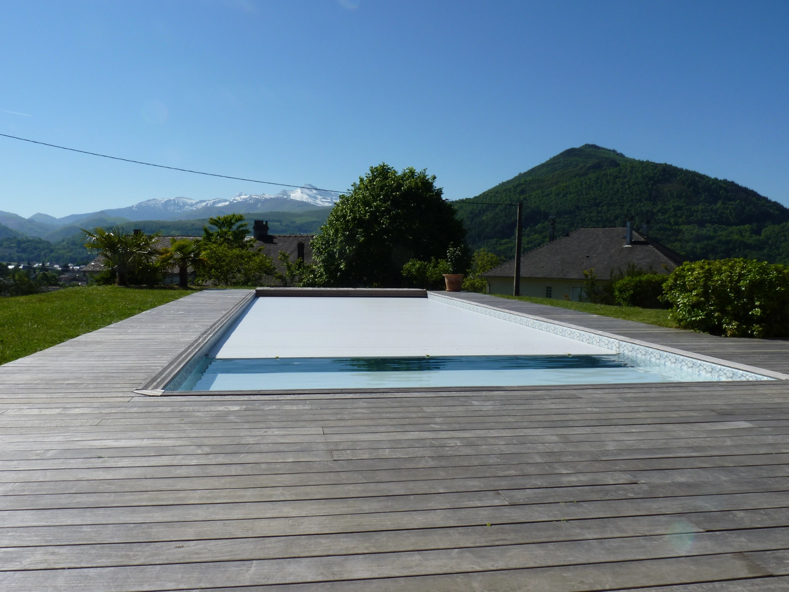 Piscine enterrée avec volet roulant